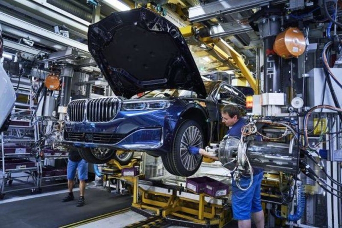 Grupul BMW anunță oprirea temporară a uzinelor din Europa