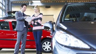 Deloitte: Jumătate dintre consumatorii europeni vor amâna cumpărarea unui vehicul nou