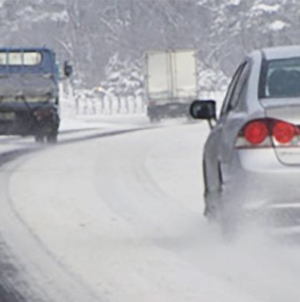 Zăpada a blocat traficul pe mai multe drumuri naționale