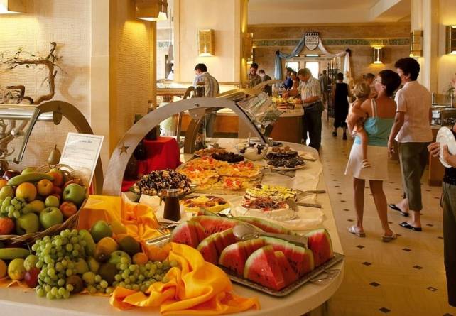Tot mai multe hoteluri de pe litoralul românesc oferă servicii „all inclusive”