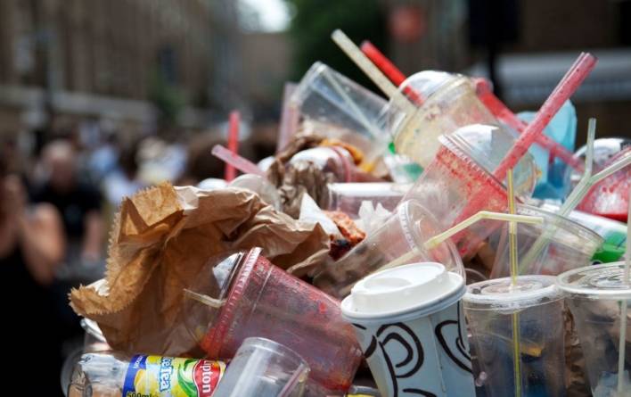 Obiectele din plastic – farfurii, pahare, tacâmuri – interzise în Uniunea Europeană