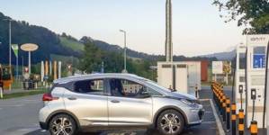 Parlamentul European: Stații de încărcare pentru mașini electrice la fiecare 60 km