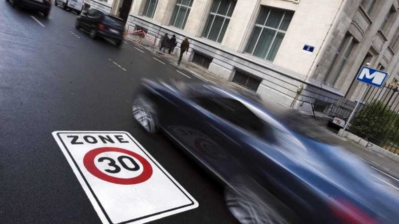 Limitarea vitezei la 30 km/h, o nouă metodă europeană de reducere a traficului și poluării