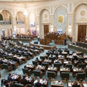 Parlamentul a adoptat abrogarea pensiilor speciale pentru senatori şi deputaţi