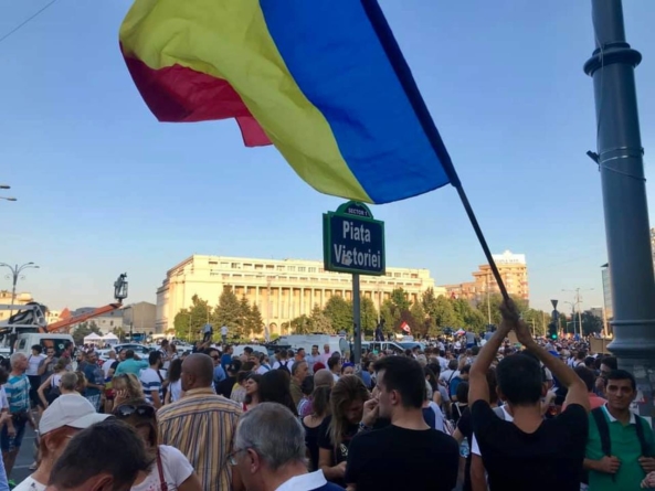UPDATE Peste 15.000 de persoane protestează în Piața Victoriei