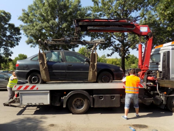 Reîncepe ridicarea mașinilor parcate neregulamentar în București