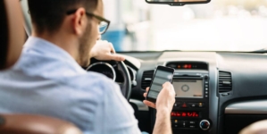 Singurul moment în care poți folosi telefonul la volan fără să riști o amendă