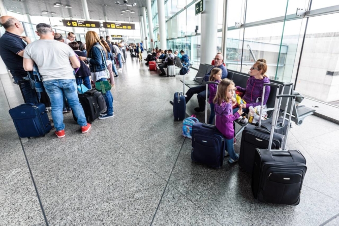 Greva de pe aeroporturile italiene provoacă anularea a sute de zboruri. Și în Marea Britanie, Belgia sau Portugalia se pregătesc acțiuni de protest