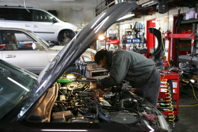 Reuters: Război între constructorii auto şi service-urile independente