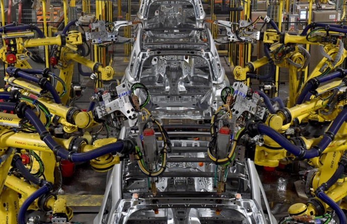 Industria auto: criza de semiconductori se prelugește, lanțurile de aprovizionare se eficientizează