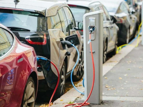Germania impune plata cu cardul bancar la stațiile de încărcare pentru mașini electrice