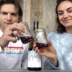 Ashton Kutcher şi Mila Kunis au lansat Quarantine Wine, un vin ale cărui încasări vor fi donate