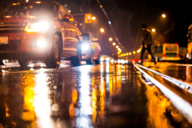 Tungstram: 70% dintre șoferii români consideră că noaptea văd cu dificultate șoseaua