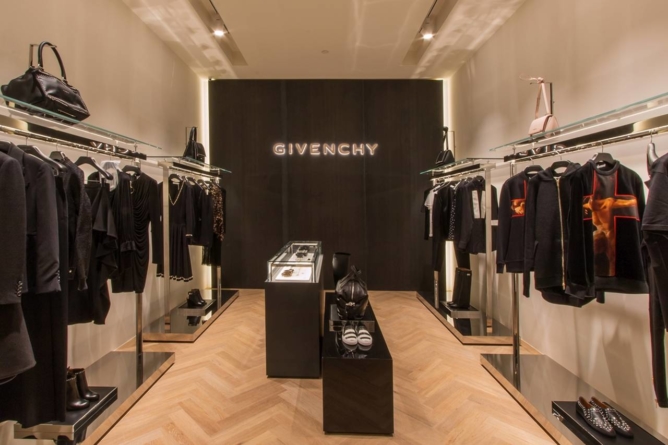 Givenchy are un nou director de design care a colaborat cu Kanye West şi Lady Gaga