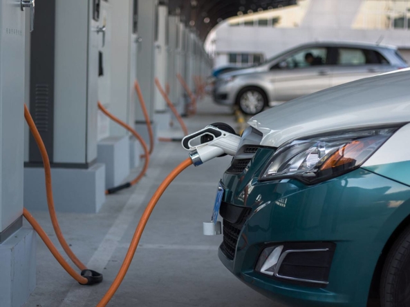 IEA: Vânzările globale de vehicule electrice vor crește la 40% – 45% din piaţă până în 2030