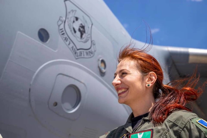 Prima femeie-comandant de aeronavă Heavy Airlift Wing din Europa este o româncă