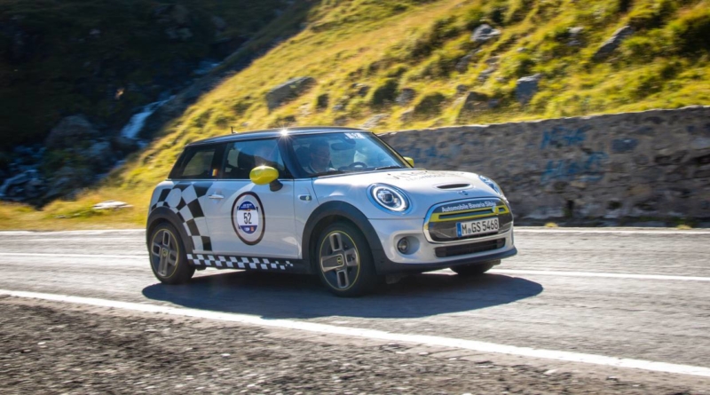 Două companii din România au creat primul Mini Electric de competiţie din istorie