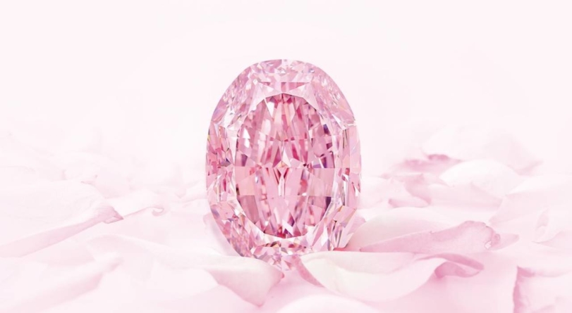Diamant roz, extrem de rar, scos la licitație
