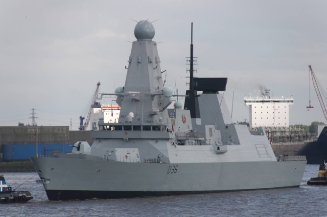 Rusia susține că a tras focuri asupra unui distrugător britanic în Marea Neagră. Britanicii confirmă prezența navei în zonă