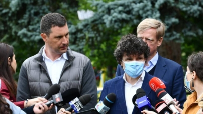 Nicușor Dan: Mi-e frică să merg cu bicicleta în Bucureşti. Oraşul „este sufocat de maşini” parcate pe trotuar și prima bandă