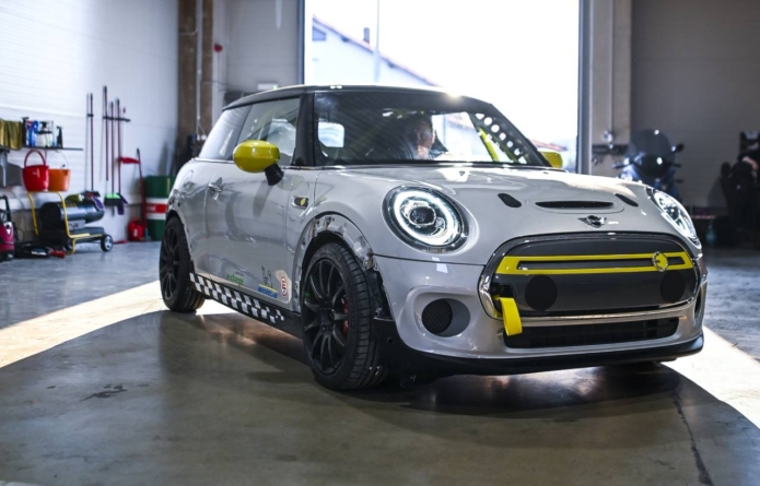 Primul Mini Electric de competiție, dezvoltat în România, se prezintă în varianta Evo