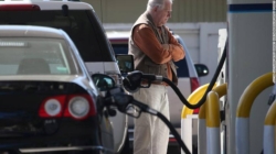 Guvern: Preţul carburantului, compensat cu 50 de bani timp de trei luni