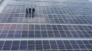 Scăderea vânzărilor de panouri fotovoltaice îi obligă pe marii producători din China să treacă la baterii