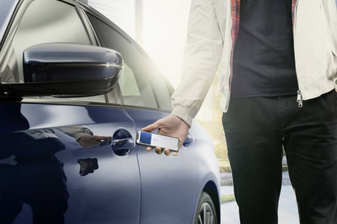 Șoferii BMW pot trimite de la distanță cheia digitală a mașinii rudelor sau prietenilor