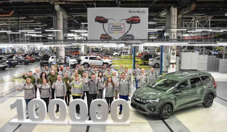 Dacia Jogger cu numărul 100.000 a ieșit deja pe poarta uzinei din Mioveni