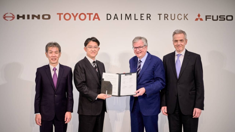 Daimler și Toyota au decis să unească Mitsubishi Fuso cu Hino Motors