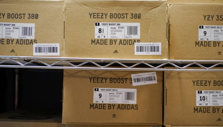 Adidas face profit și când pierde: Peste 500 mil. euro pentru pantofii Yeezy nevânduți