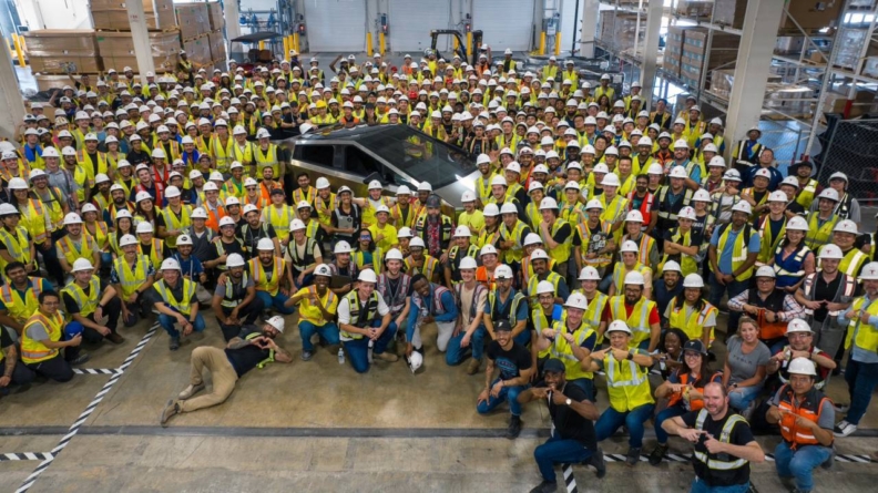 Tesla va renunța la circa 10% dintre cei 140.000 de angajați ai săi