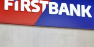 Intesa Sanpaolo negociază achiziționarea First Bank din România
