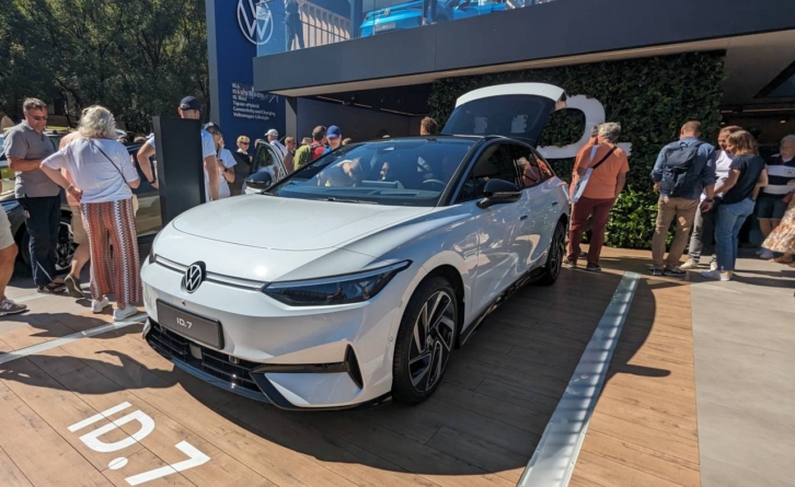 Volkswagen ID.7, disponibil pentru comenzi după premiera europeană de la IAA Mobility 2023