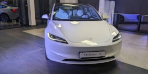 Tesla Model 3, primul vehicul prezentat oficial de reprezentanța companiei din România