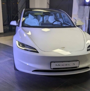 Tesla Model 3, primul vehicul prezentat oficial de reprezentanța companiei din România