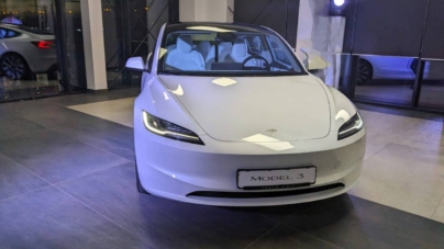 Tesla Model 3, primul vehicul prezentat oficial de reprezentanța companiei din România