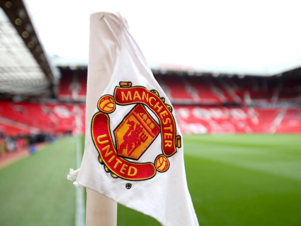 Miliardarul Jim Ratcliffe cumpără 25% din acţiunile clubului Manchester United pentru 1,25 mld. lire