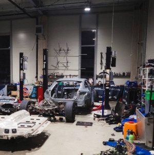 O echipă românească participă la Pikes Peak cu un BMW i4