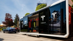 Primul pop-up store Tesla din România, în Iulius Town din Timișoara