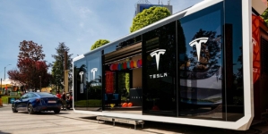 Primul pop-up store Tesla din România, în Iulius Town din Timișoara