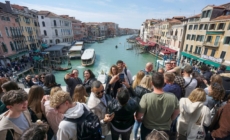 Italienii încearcă să evite supraaglomerarea zonelor turistice prin taxe și restricții