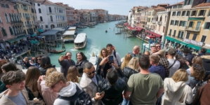 Italienii încearcă să evite supraaglomerarea zonelor turistice prin taxe și restricții