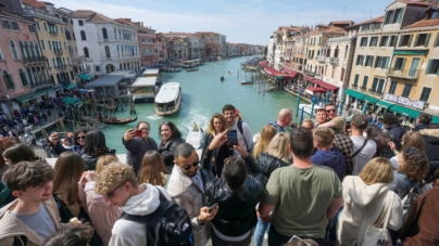 Italienii încearcă să evite supraaglomerarea zonelor turistice prin taxe și restricții