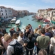 Italienii încearcă să evite supraaglomerarea zonelor turistice prin taxe și restricții