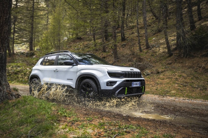 Jeep Avenger 4xe, prezentat în această săptămână, va putea fi comandat din toamna lui 2024