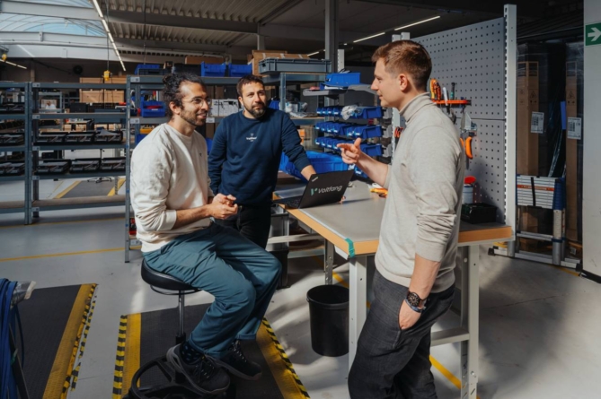 Bateriile uzate ale mașinilor electrice, transformate de Voltfang în echipamente de stocare pentru panourile fotovoltaice
