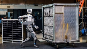 Grupul Hyundai preia controlul total al Boston Dynamics, producătorul roboților umanoizi Atlas