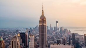 Empire State Building din New York, iluminată în culorile țărilor gazdă ale Cupei Mondiale de fotbal 2026