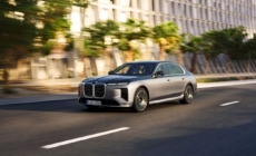 O nouă interpretare BMW Seria 7 a fost prezentată oficial, cu un plus de tehnologie și autonomie electrică majorată